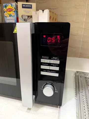 Compact countertop microwave oven - good working condition