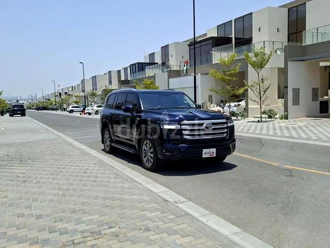 Toyota Land Cruiser 2024 — photo 1 of 12