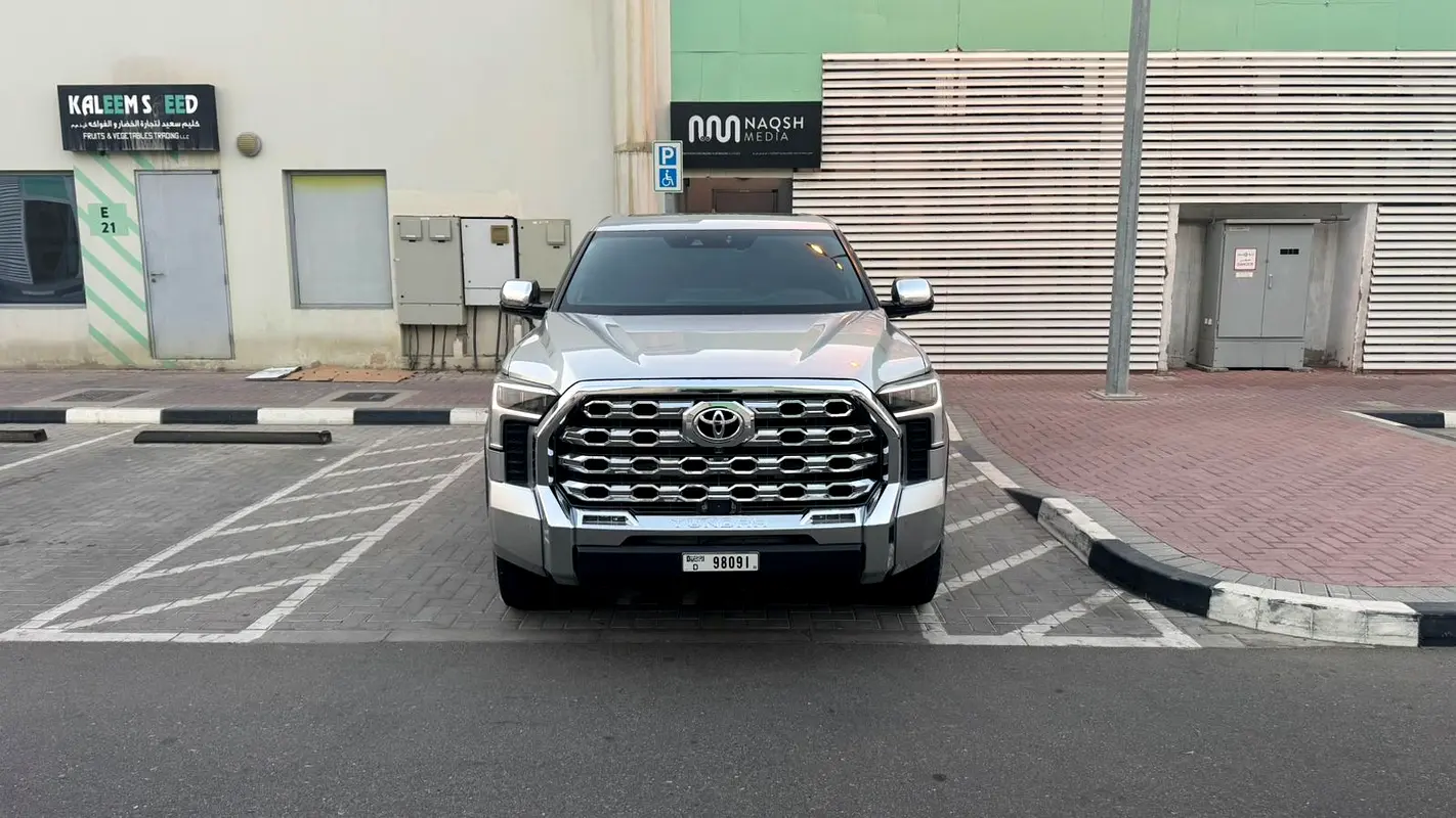Toyota Tundra 2022 — photo 1 of 9