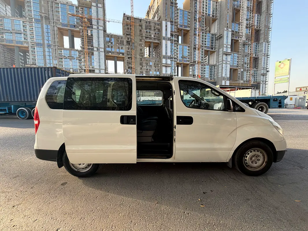 Hyundai H1 2014 — photo 1 of 16