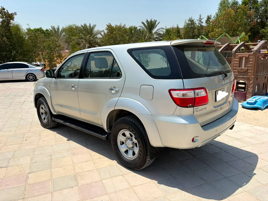 Toyota Fortuner 2009 — photo 1 of 19