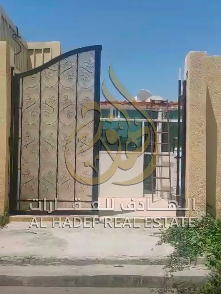 Spacious living room * Kitchen * Yard * Prime location near the mosque * Close to all amenities * Suitable for families