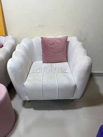 White Velvet Shell-Style Accent Chair with Pink Cushion