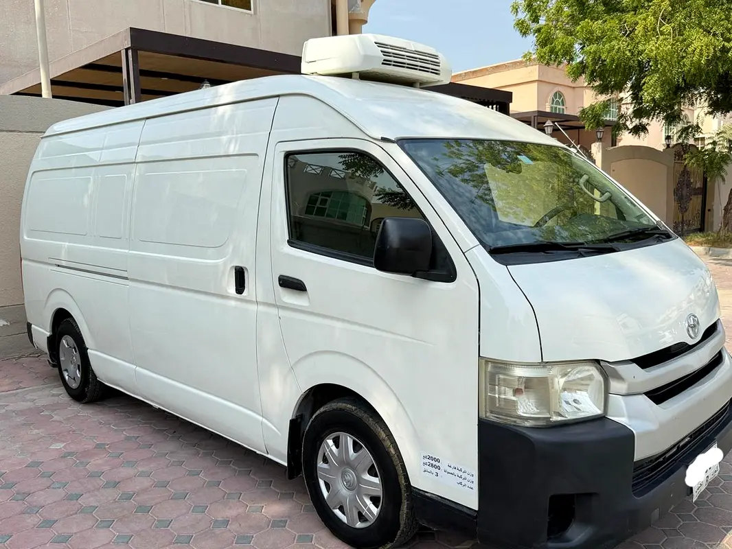 Toyota Hiace 2016 — photo 1 of 7
