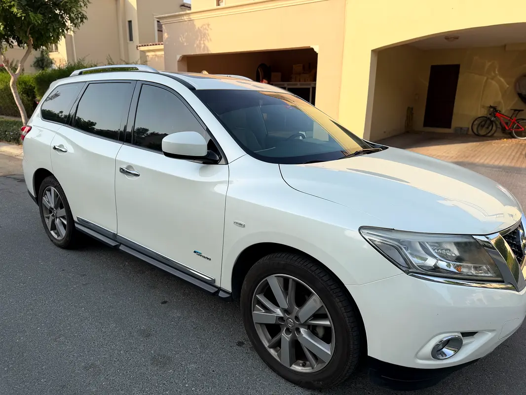 Nissan Pathfinder 2016 — photo 1 of 8