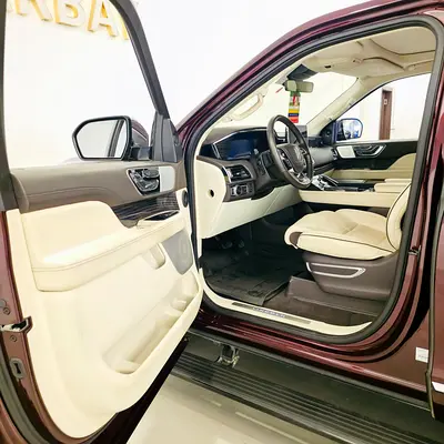 صورة 9 لـ 2019 Lincoln NAVIGATOR