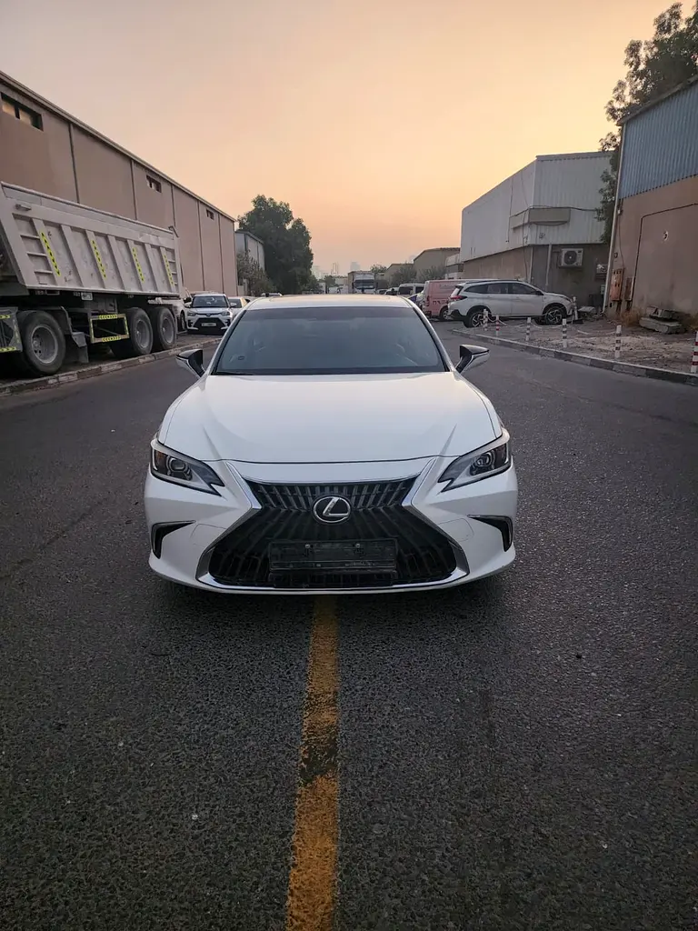 Lexus ES-Series 2023 — photo 1 of 14