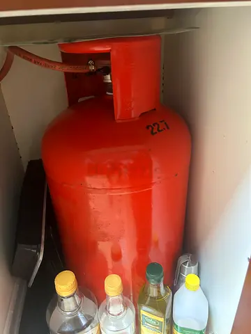 22kg LPG Gas Cylinder with regulator in Good Condition - more than 40 percent available