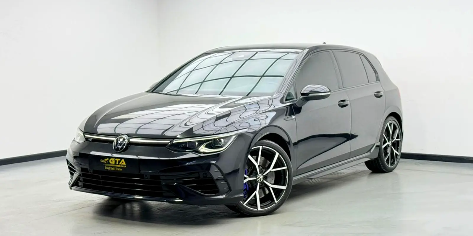 Volkswagen Golf R 2022 — photo 1 of 17