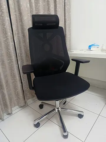 Black ergonomic mesh office chair with headrest — good condition