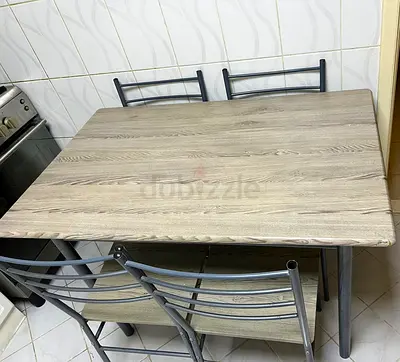 طاولة مطبخ خشب 4 كراسي بحالي جيدة جدا