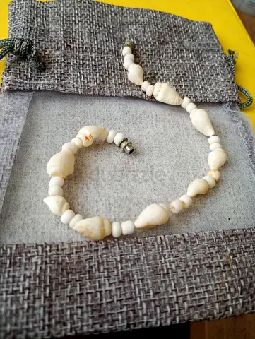 Groovy Handmade white shell bead bracelet with clasps