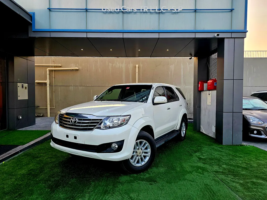 Toyota Fortuner 2015 — photo 1 of 17