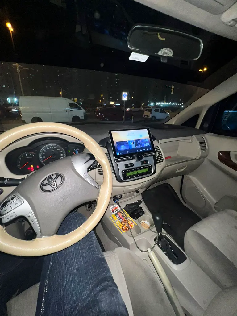 Toyota Camry 2012 — photo 1 of 6