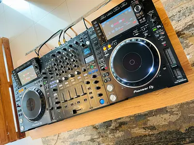 Pioneer CDJ2000nxs2 with DJM900 nexus 2 DJ Mixer