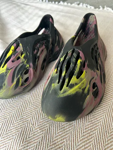 Yeezy Foam Runner style slip-on shoes - Carbon color, size 41-42