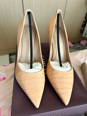 Beige pointed toe Carvela pumps, crocodile texture leather, size EU 41