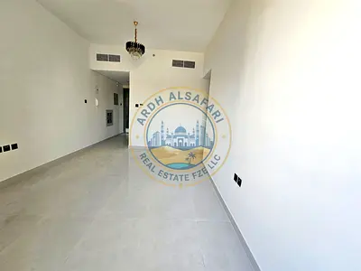 شقة جديدة تمامًا مكونة من غرفة نوم واحدة وحمامين وشرفة.