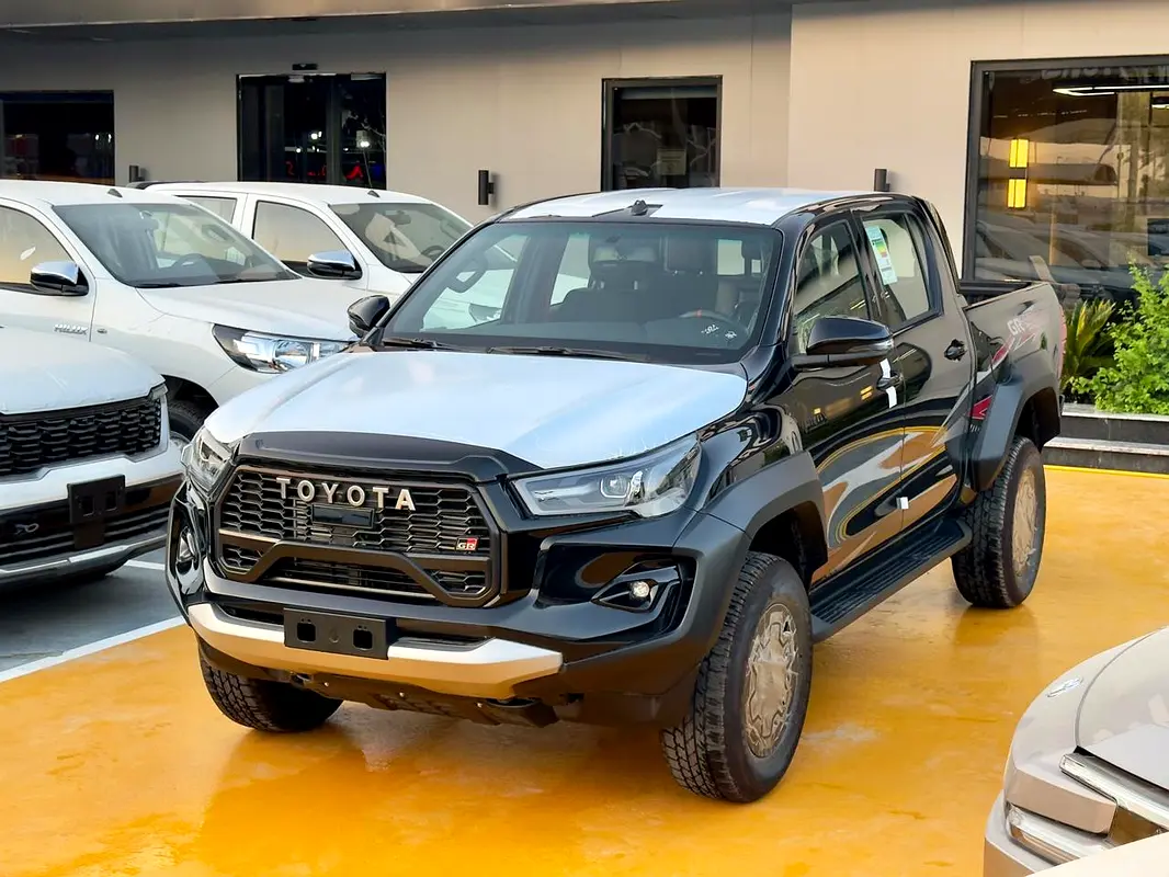Toyota Hilux 2026 — photo 1 of 16