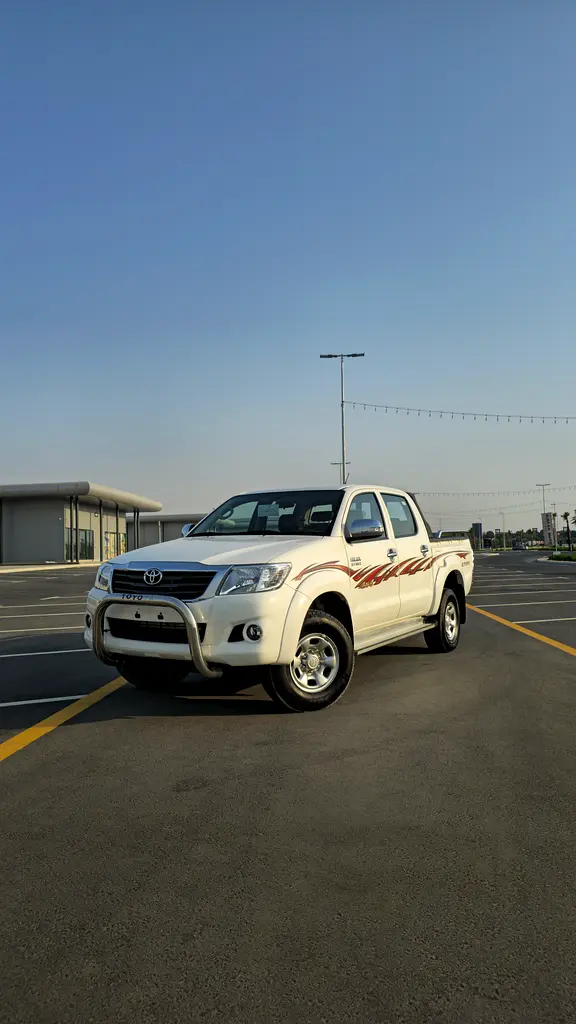 Toyota Hilux 2014 — photo 1 of 15