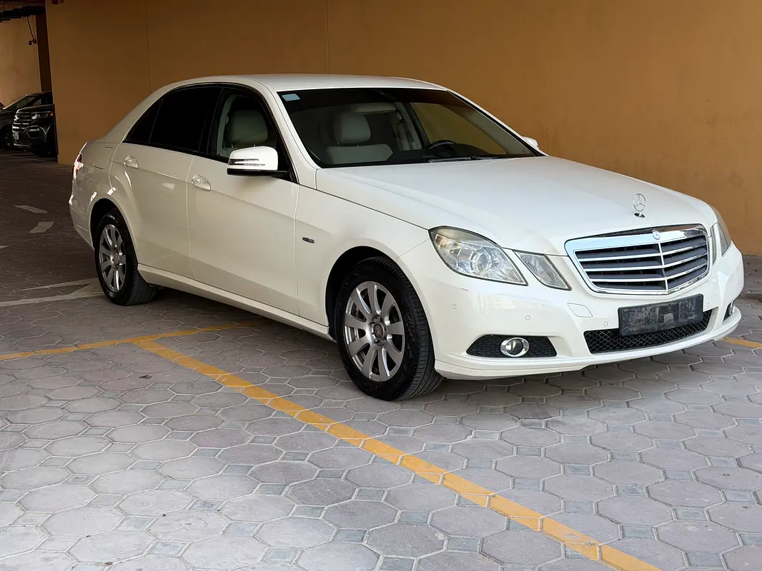 Mercedes-Benz E-Class 2010 — photo 1 of 11