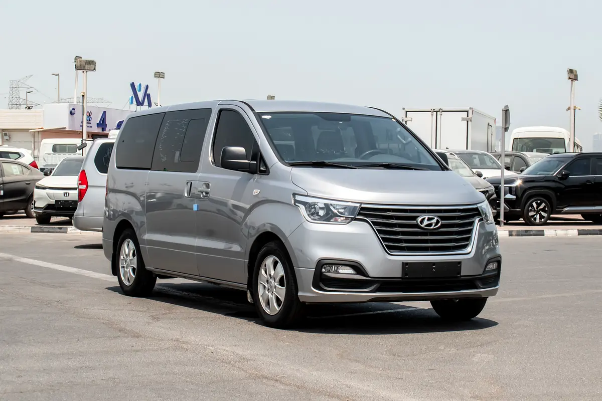 Hyundai H1 2019 — photo 1 of 16