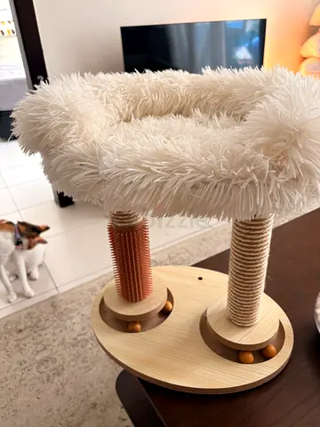 Small two-post cat scratcher with plush perch - good condition