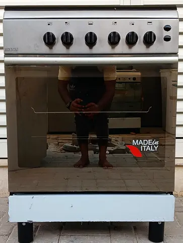 EXCELLENT WORKING CONDITION BOMPANI 60X60CM WITH 4BURNERS