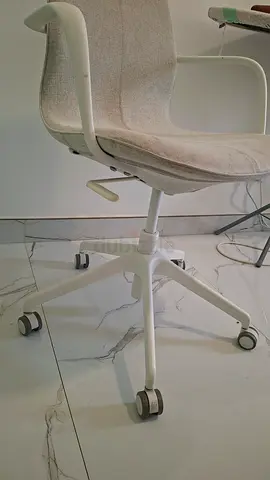 White ergonomic swivel office chair with fabric seat (good condition)