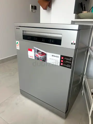 Toshiba freestanding dishwasher - almost new, silver finish