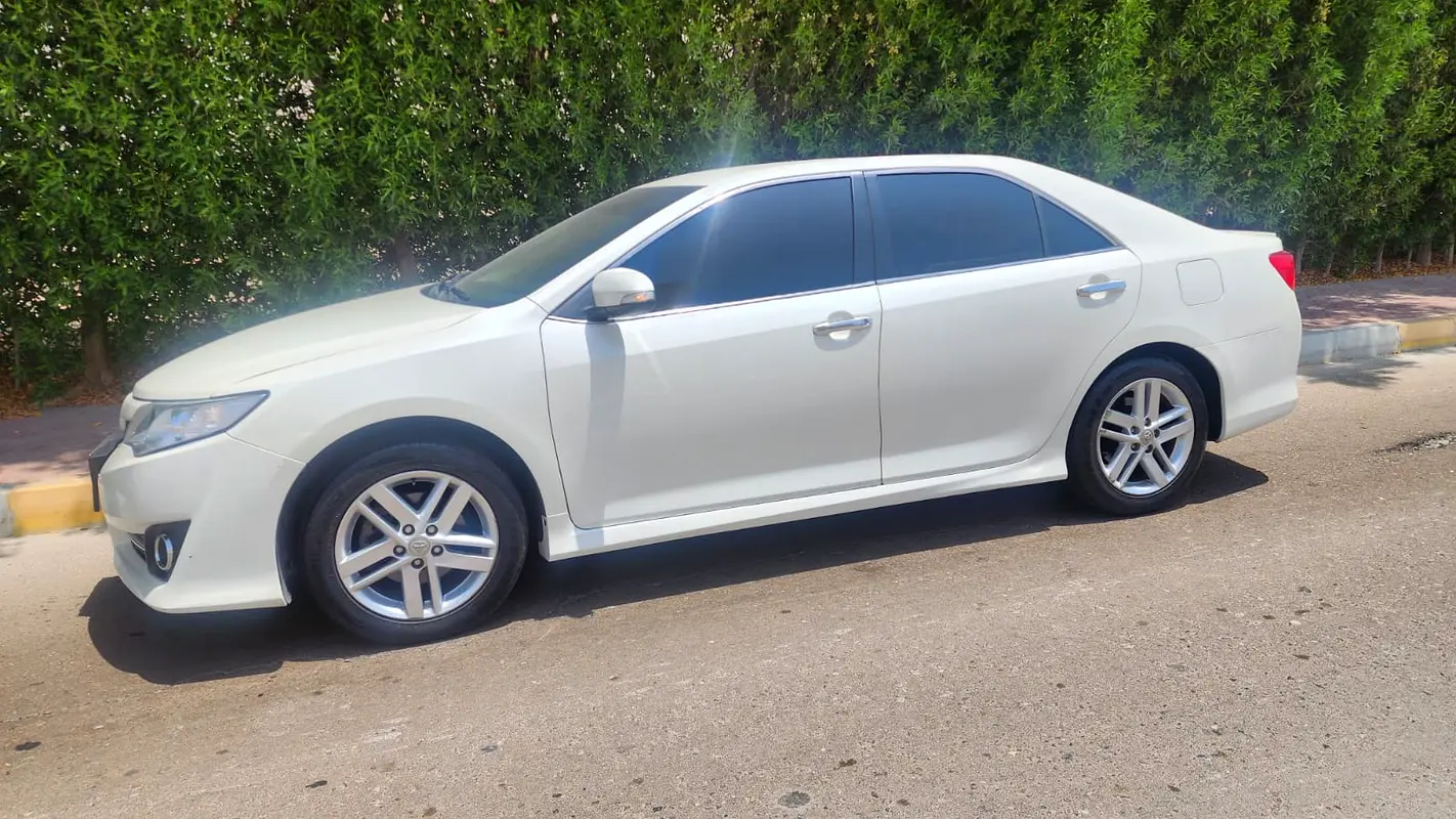 Toyota Camry 2014 — photo 1 of 10