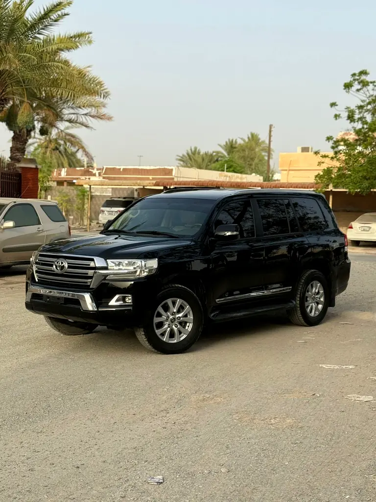 Toyota Land Cruiser 2017 — photo 1 of 16