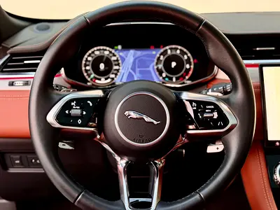 صورة 10 لـ 2024 Jaguar F-PACE