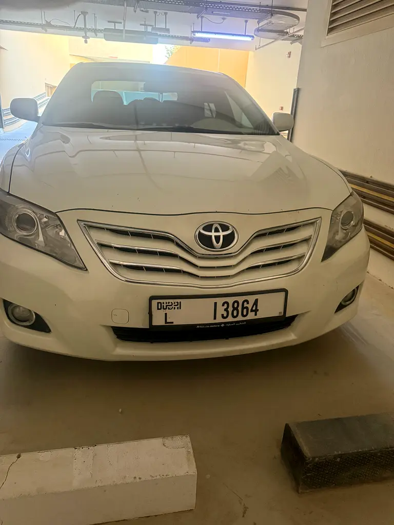 Toyota Camry 2010 — photo 1 of 8