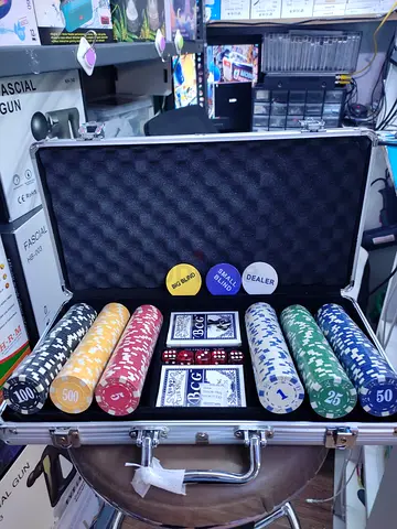Professional 300 pc Poker Chip Set with Aluminum Case Play with friends