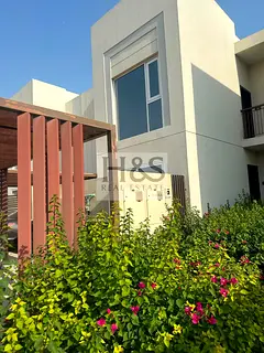 Road View 2BR Apartment | Urbana III | Balcony Access