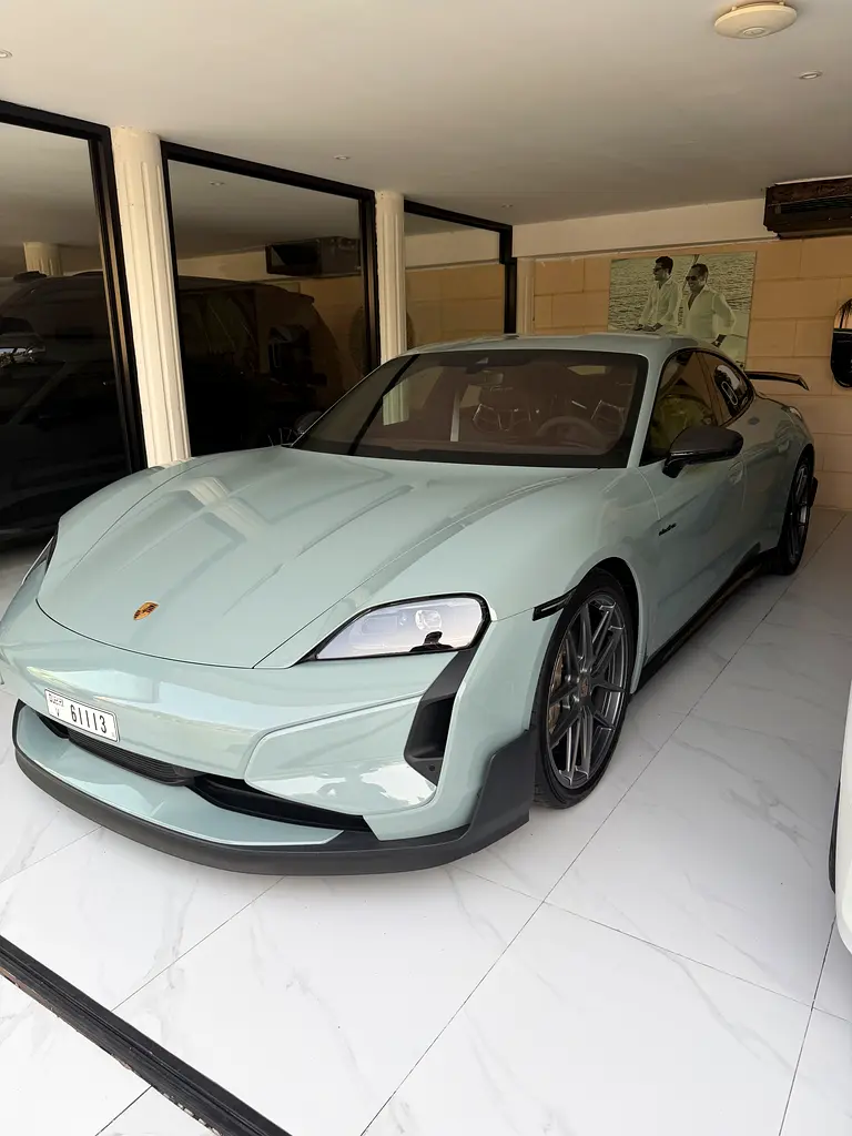 Porsche Taycan 2025 — photo 1 of 5