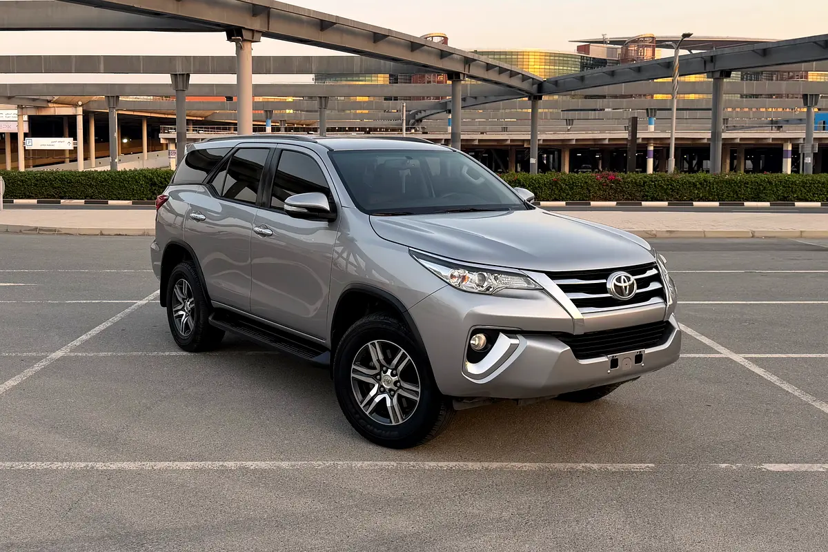 Toyota Fortuner 2017 — photo 1 of 17