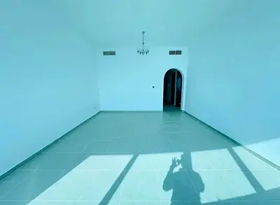 اكبرمساحه  واجمل شقه غرفه وصاله جيم مسبح خزائن بالحائط مساحه كبيره جدا موقع مميز بالقرب من جميع الخدمات