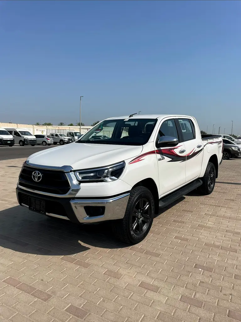 Toyota Hilux 2023 — photo 1 of 11