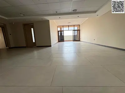 بمساحة تصل الي 2500 قدم ,ارقي شقة ثلاث غرف وصالة مع غرفة خادمة قرب كورنيش عجمان| غرفة غسيل,3بلكونات باطلاله بحرية,خزائن بالحائط,استور,فري غاز+باركن |