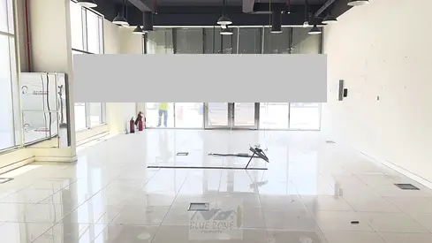 صالة عرض مُبرّدة للإيجار - تطل على الطريق الرئيسي للمطار - مناسبة لأي نشاط تجاري