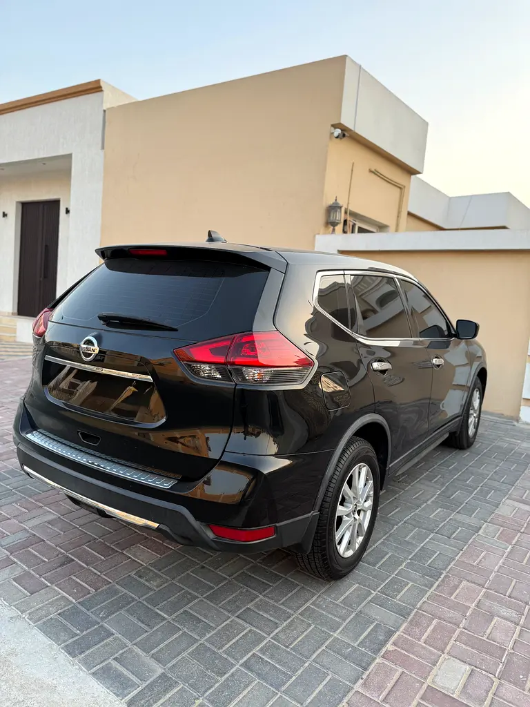 Nissan Rogue 2018 — photo 1 of 4