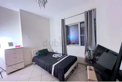 Partition room for rent in Marina for lady one minute from metro