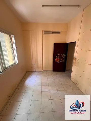 غرفة وصالة مع موزع في البوطينة بسعر 25000 درهم مع 4 أو 6 دفعات وتأمين مؤجل وموقع حيوي قريب من جميع الخدمات