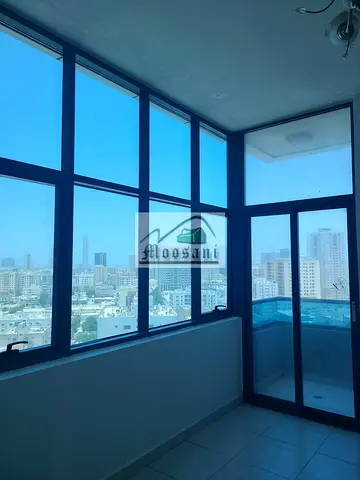 شقة واسعة مكونة من 3 غرف نوم + موقف سيارات + غرفة تخزين + 3 شرفات (إطلالة كاملة على البحر) + 3 حمامات متاحة للإيجار بسعر 50,000 درهم إماراتي - 4 شيكات