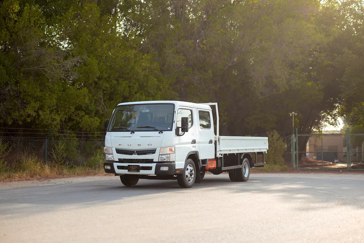Mitsubishi Canter 2023 — photo 1 of 15