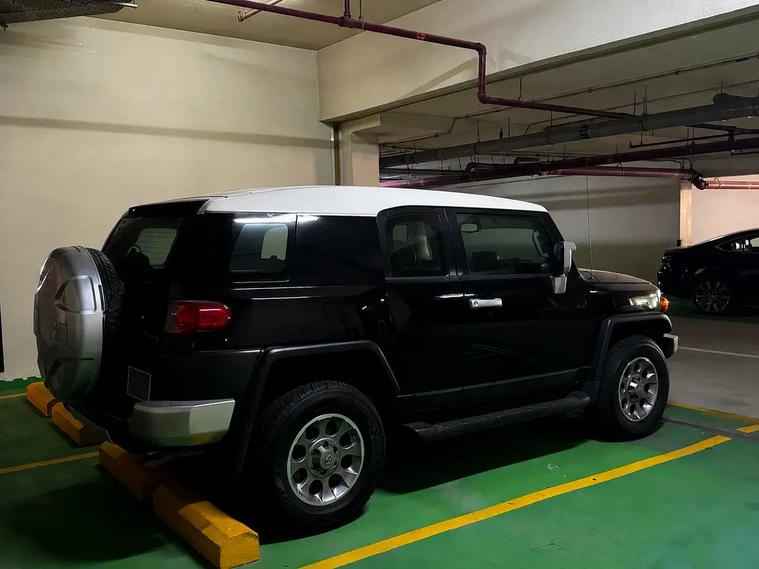 Toyota FJ Cruiser 2011 — photo 1 of 4