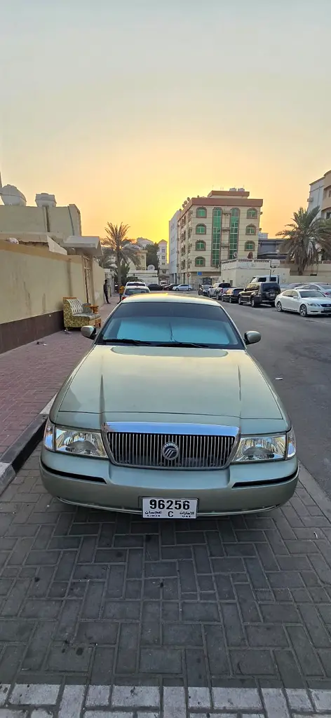 Mercury Grand Marquis 2005 — photo 1 of 9