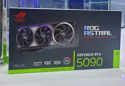 ASUS ROG ASTRAL RTX 5090 32GB OC USED 6MONTHS CARD WITH WARRANTY